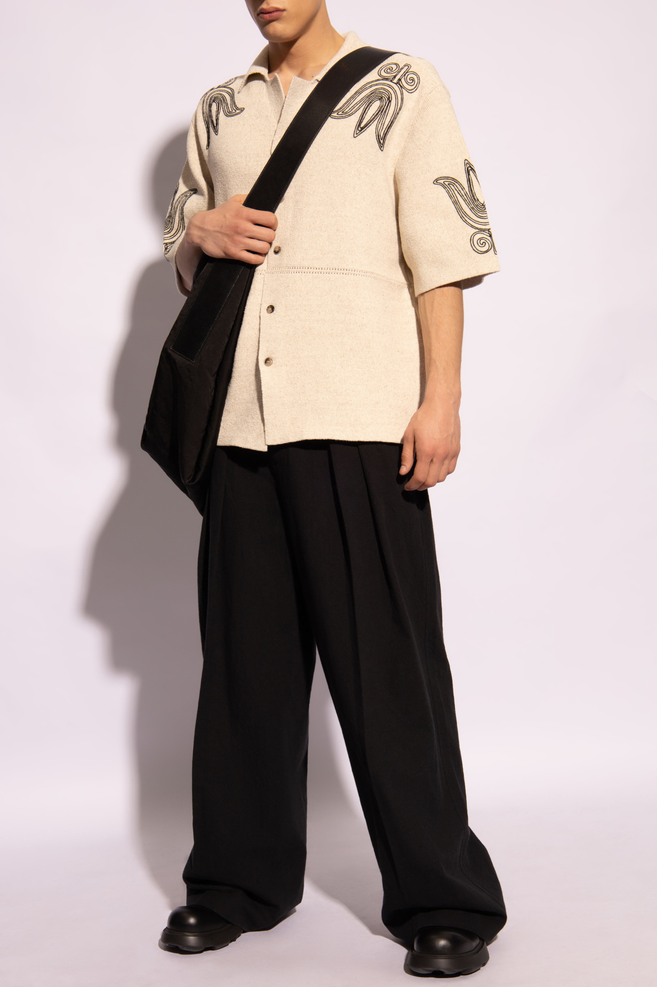 T-Shirt mit kurzem Schnitt in Schwarz - Beige 'Kaemon